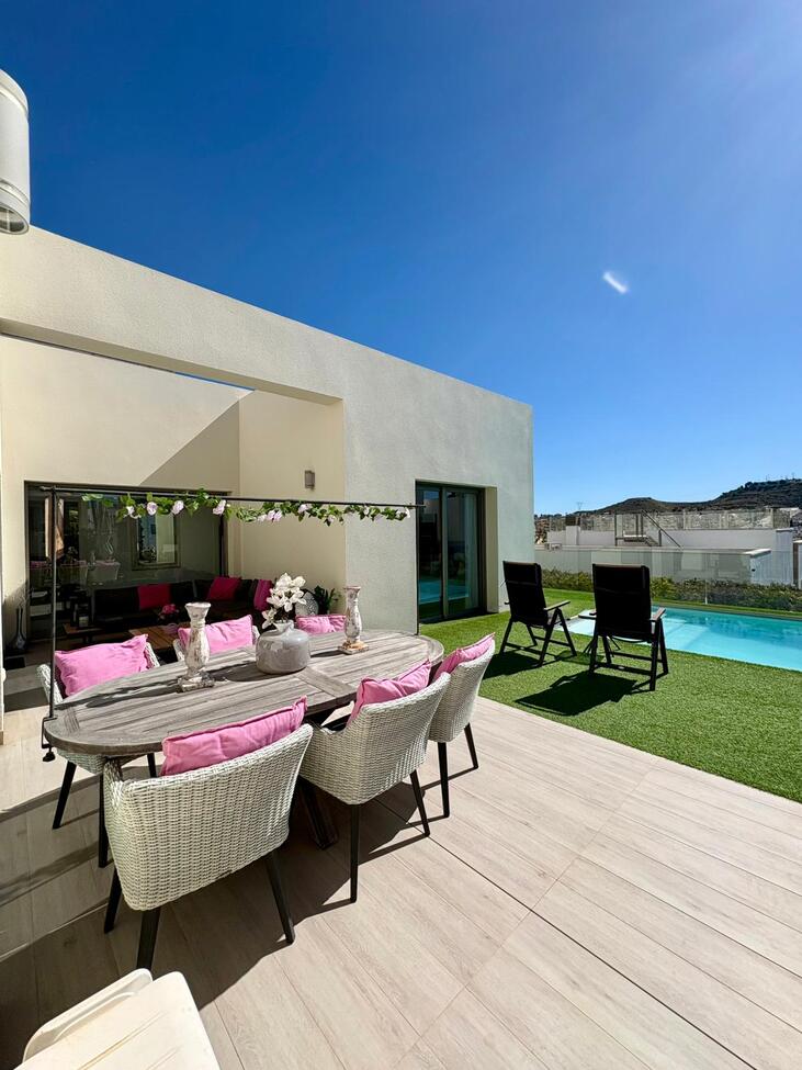 Vrijstaande villa te koop in Benijófar