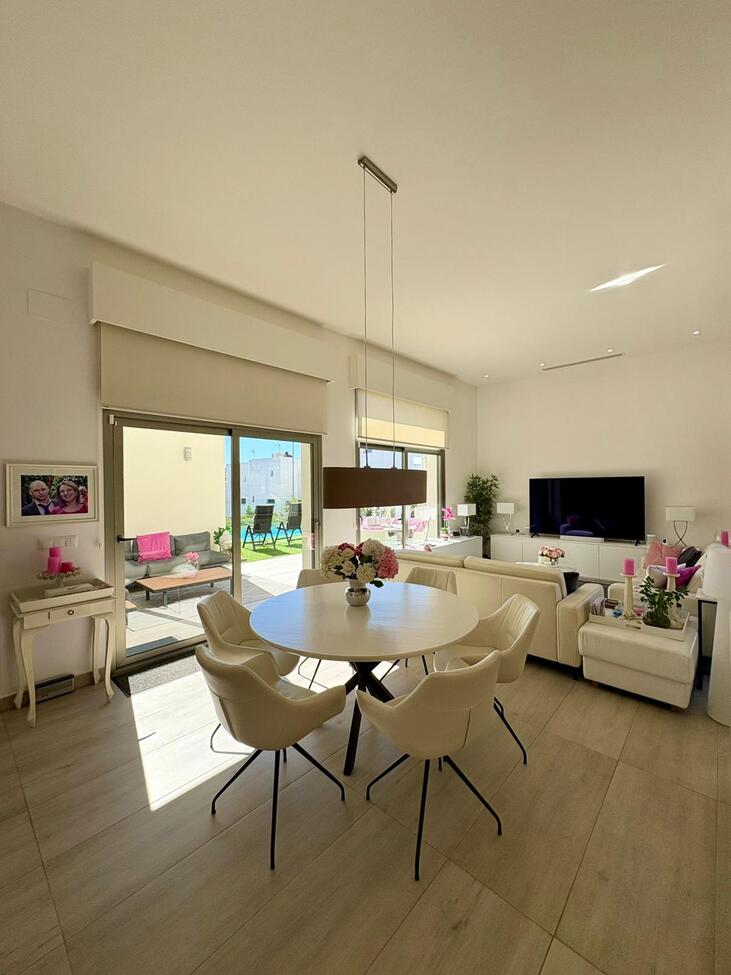 Vrijstaande villa te koop in Benijófar