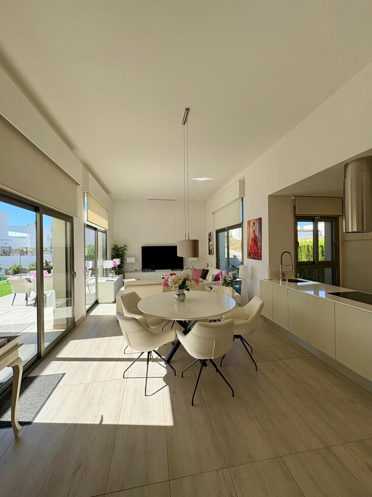 Vrijstaande villa te koop in Benijófar