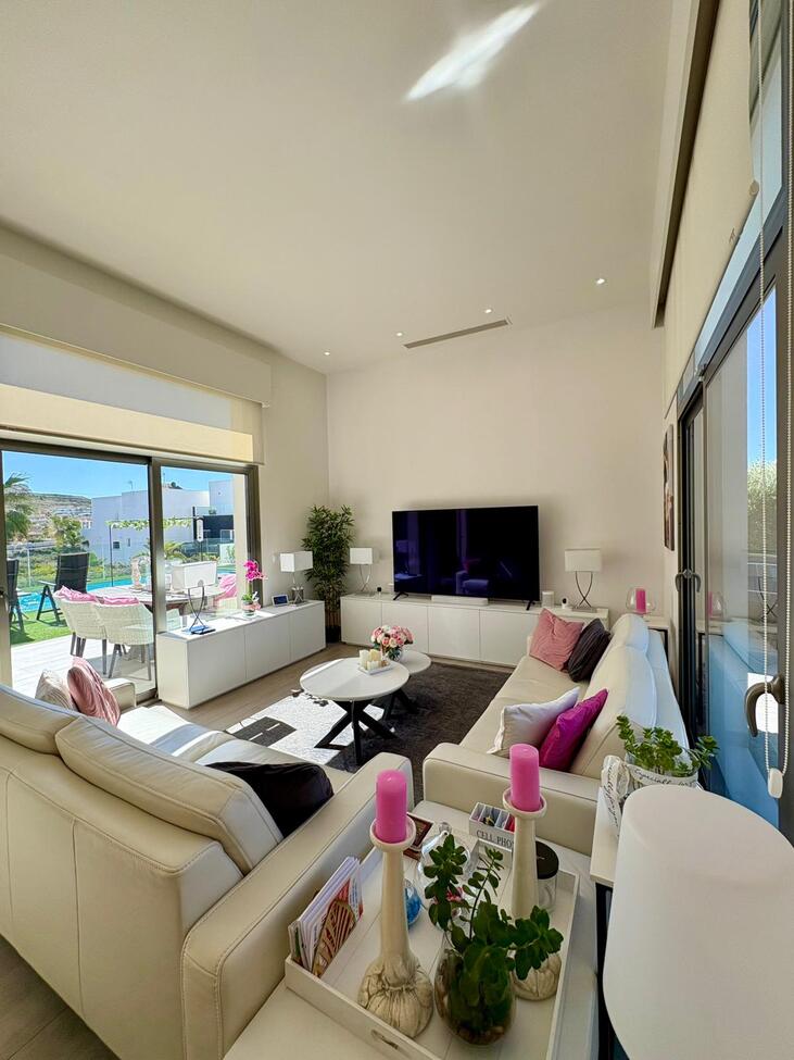 Vrijstaande villa te koop in Benijófar