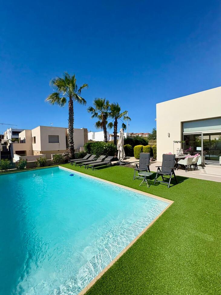 Vrijstaande villa te koop in Benijófar