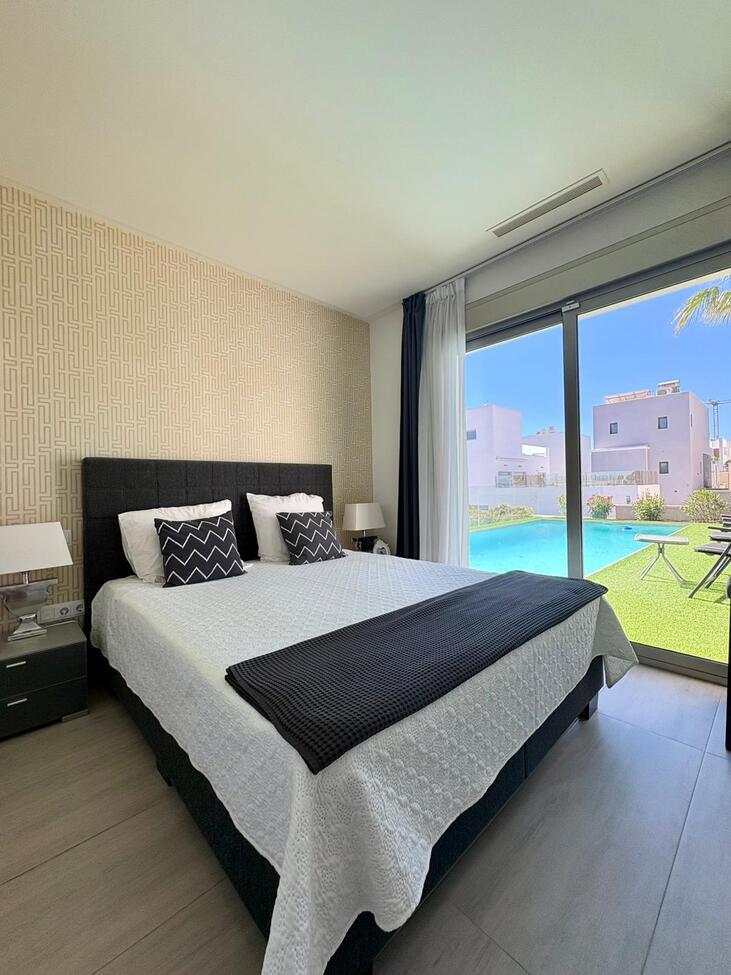 Vrijstaande villa te koop in Benijófar