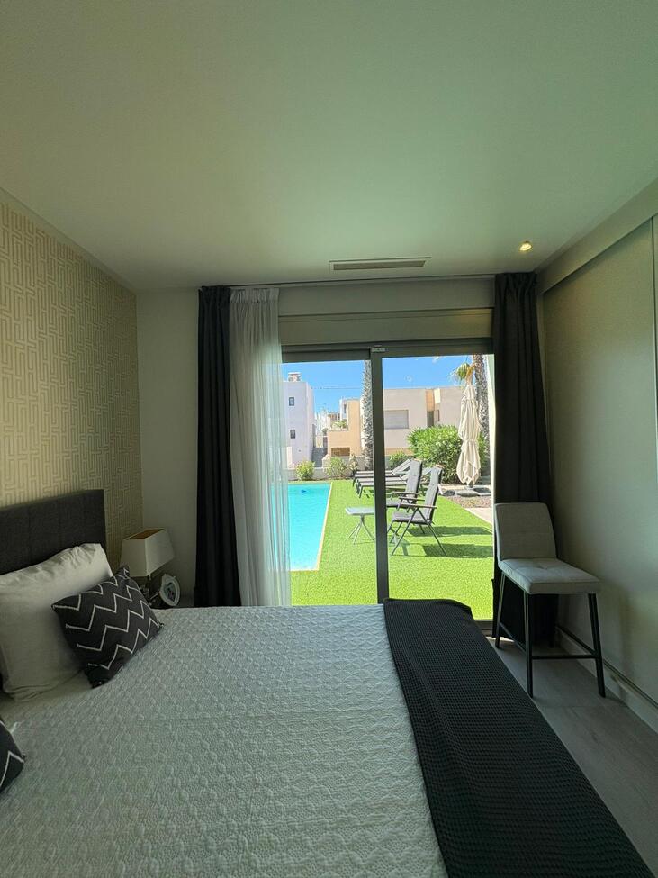 Vrijstaande villa te koop in Benijófar