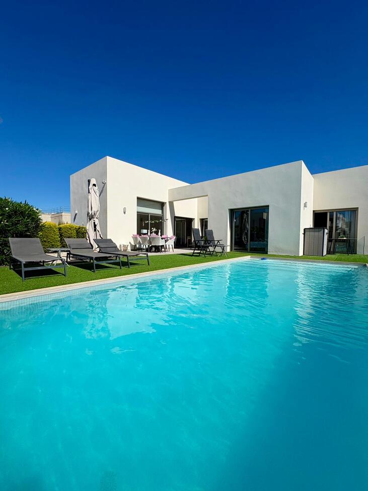 Vrijstaande villa te koop in Benijófar