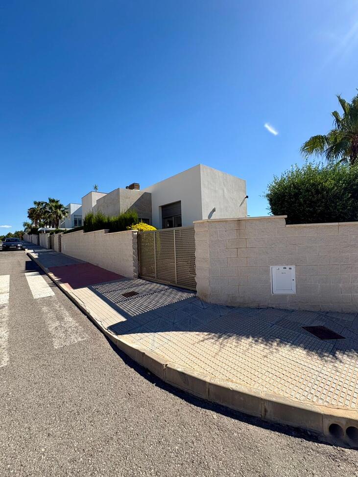 Vrijstaande villa te koop in Benijófar