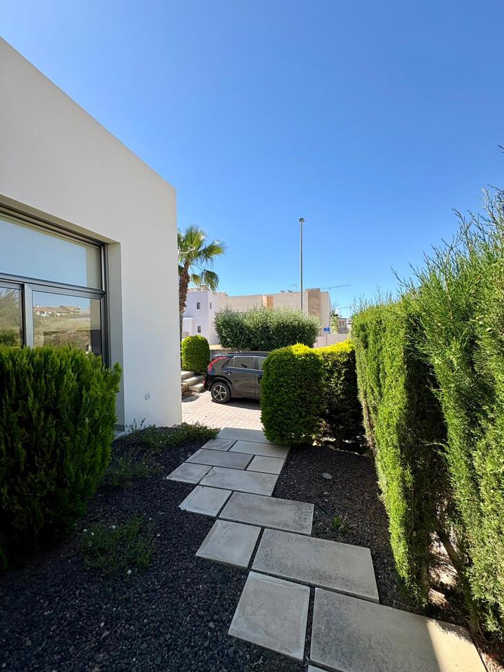 Vrijstaande villa te koop in Benijófar