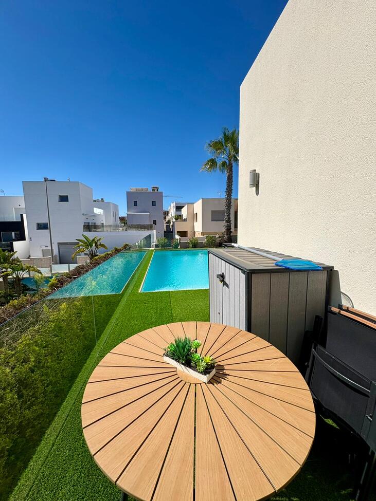 Vrijstaande villa te koop in Benijófar