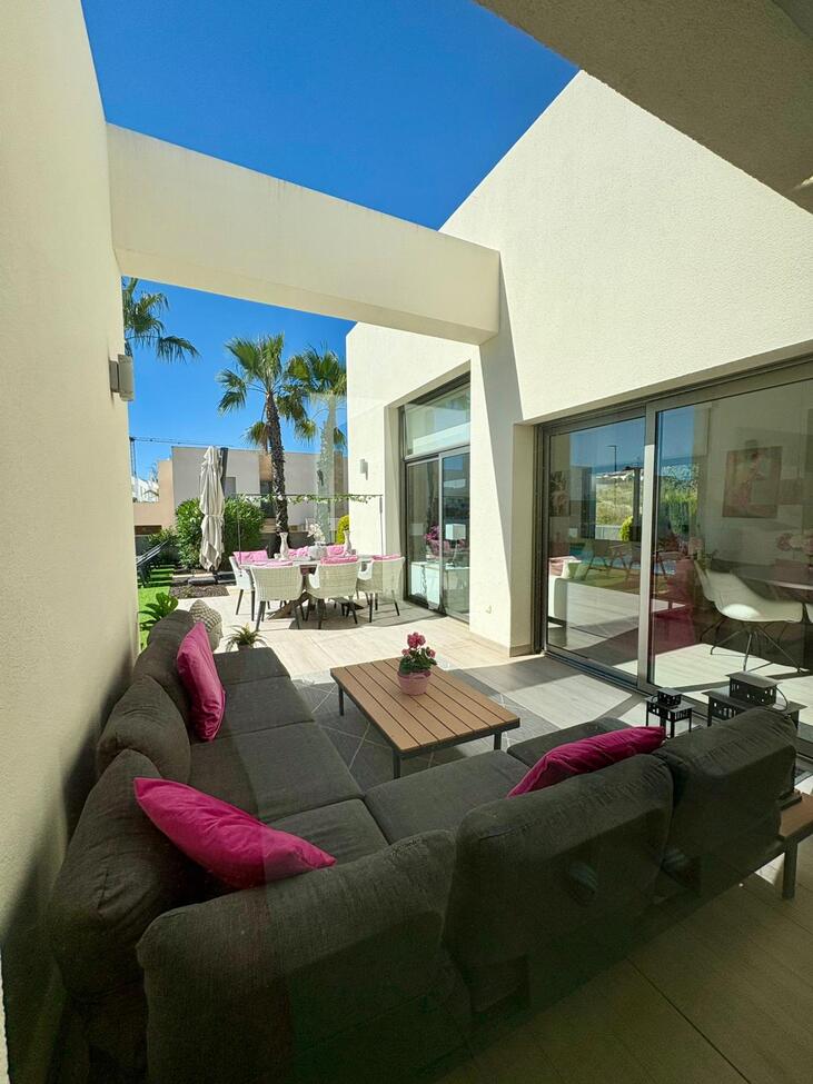 Vrijstaande villa te koop in Benijófar