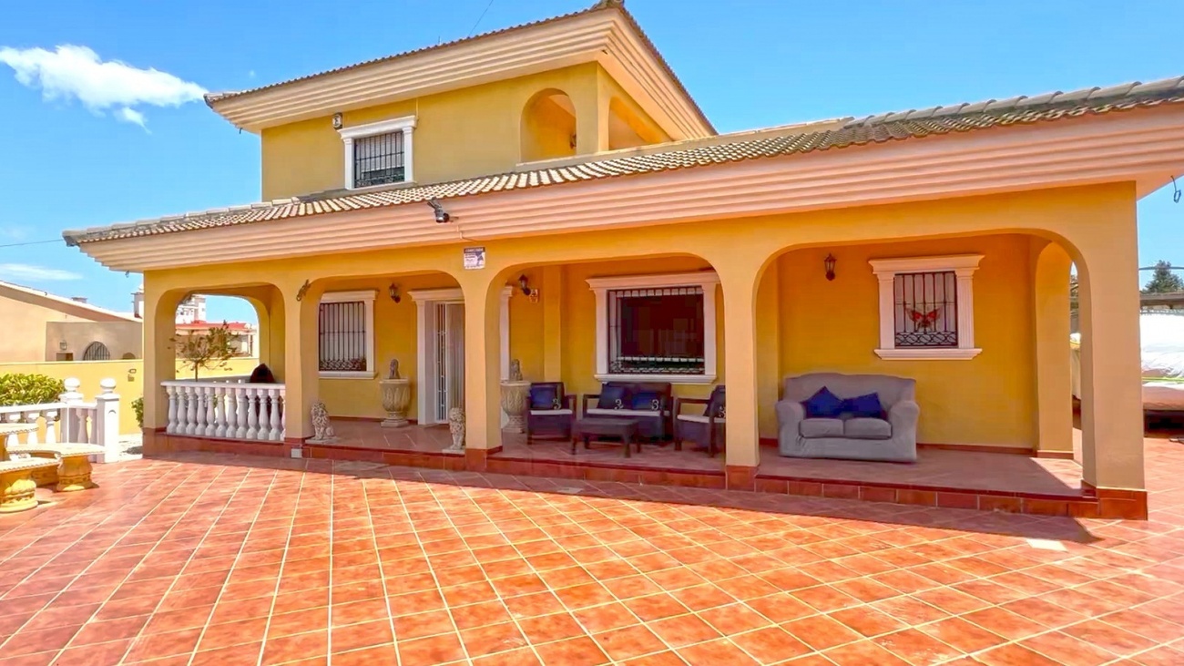 Detached Villa in Torrevieja,  - Vidando