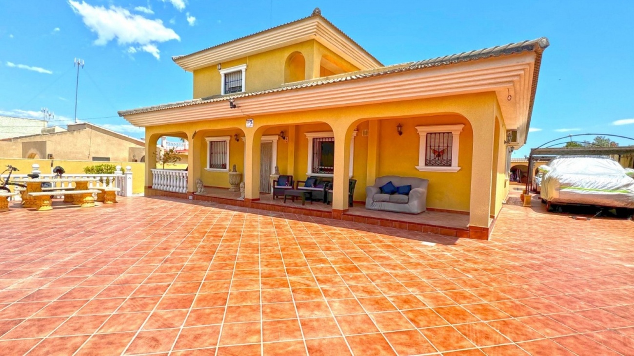 Detached Villa in Torrevieja,  - Vidando