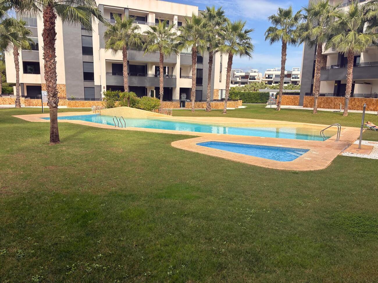 Apartment in Los Altos – YC787728