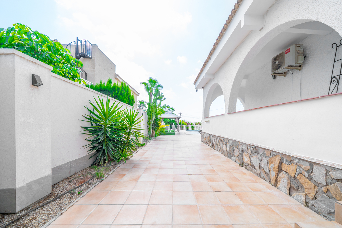 Vrijstaande villa te koop in Torrevieja
