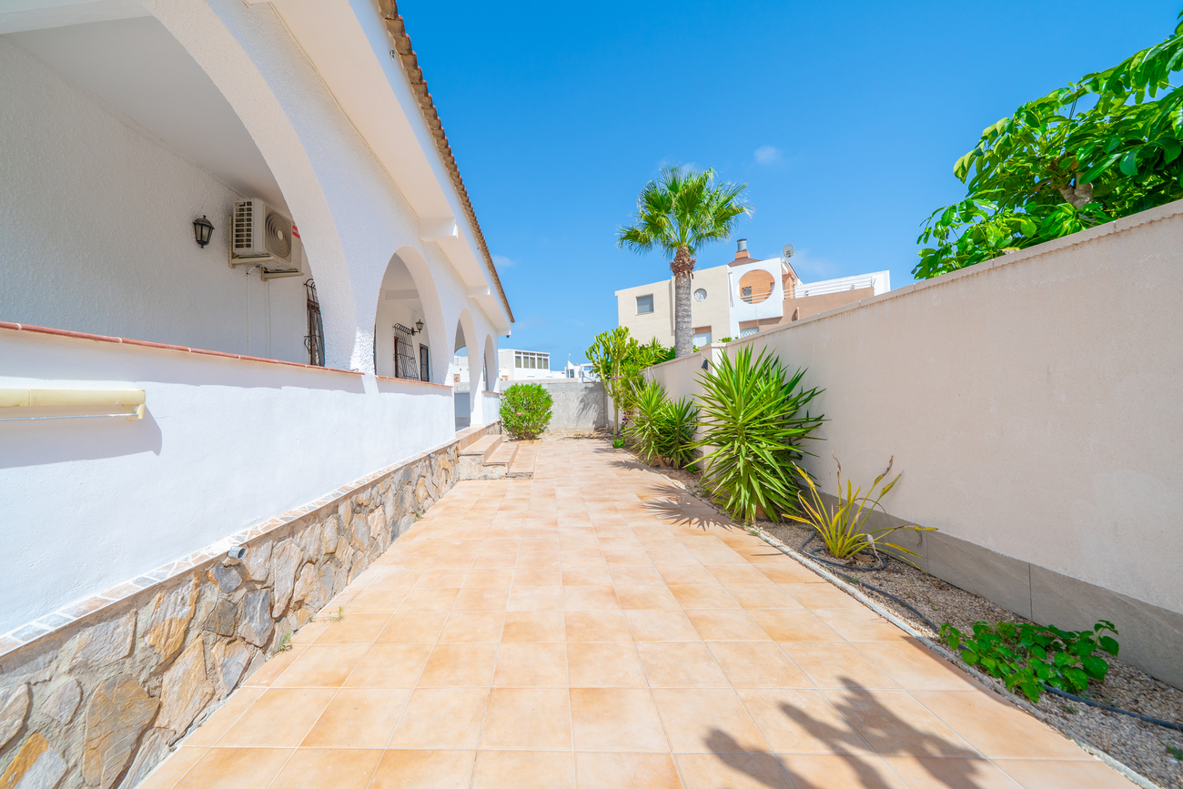 Vrijstaande villa te koop in Torrevieja