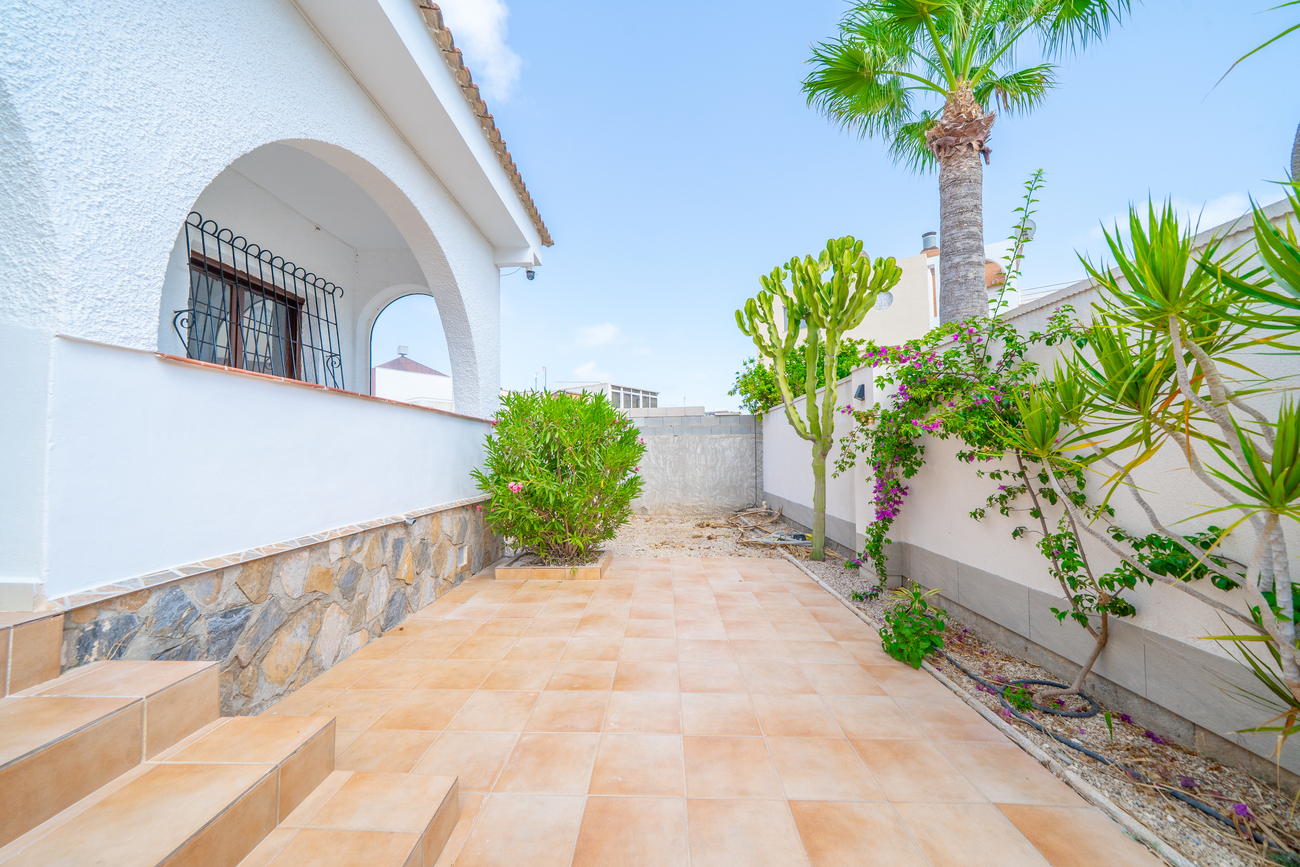 Vrijstaande villa te koop in Torrevieja