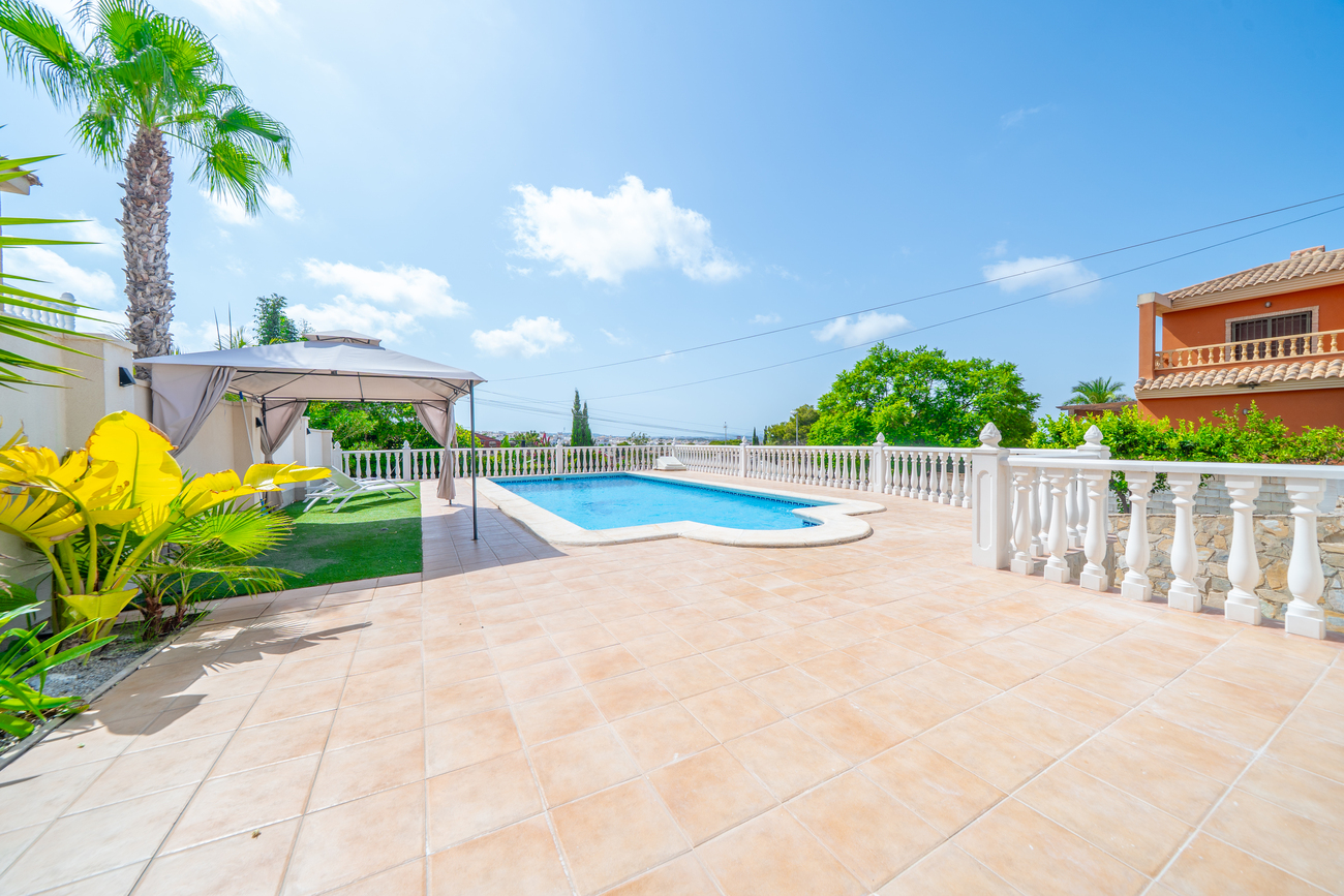 Vrijstaande villa te koop in Torrevieja