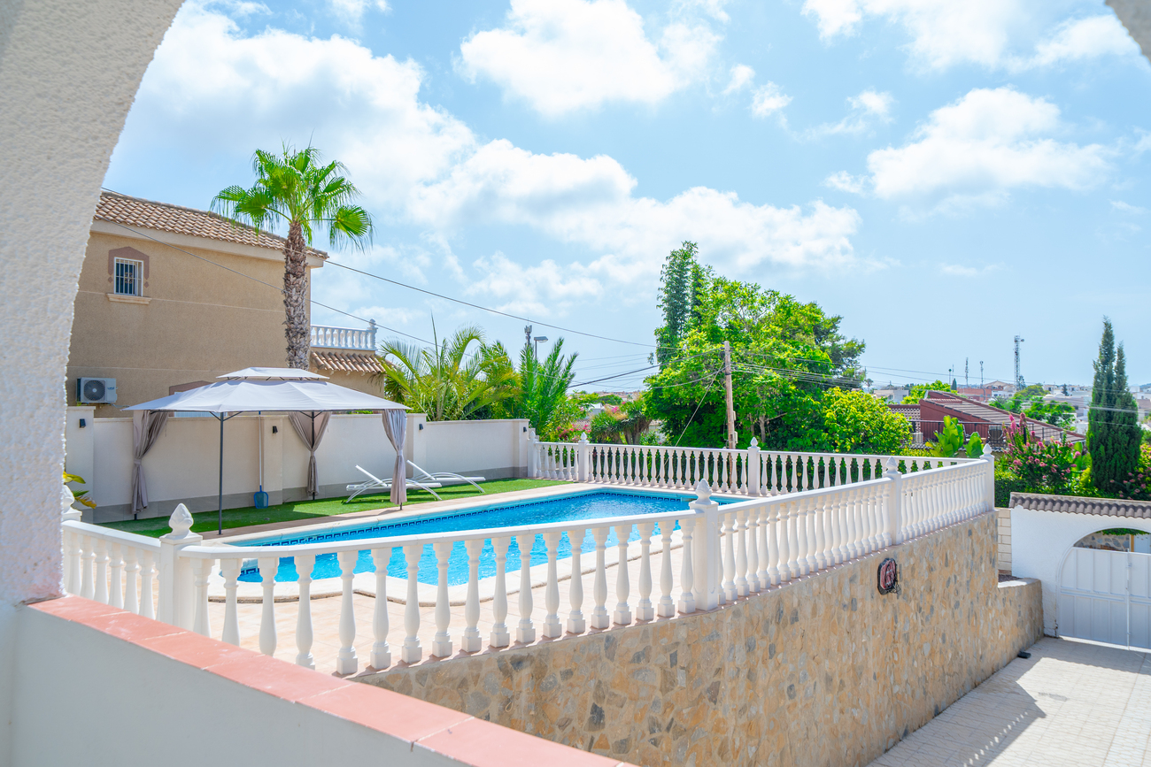 Vrijstaande villa te koop in Torrevieja