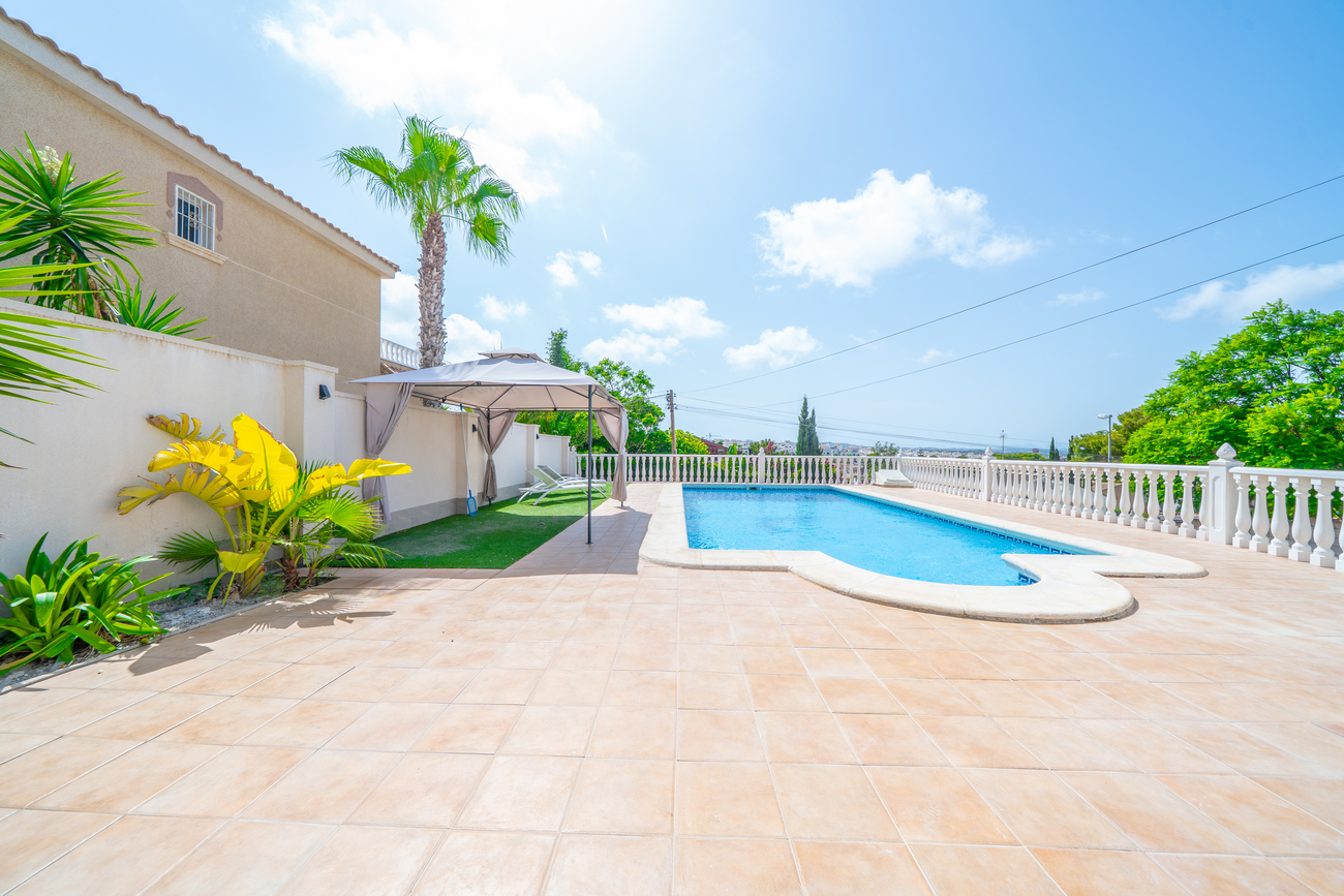 Vrijstaande villa te koop in Torrevieja