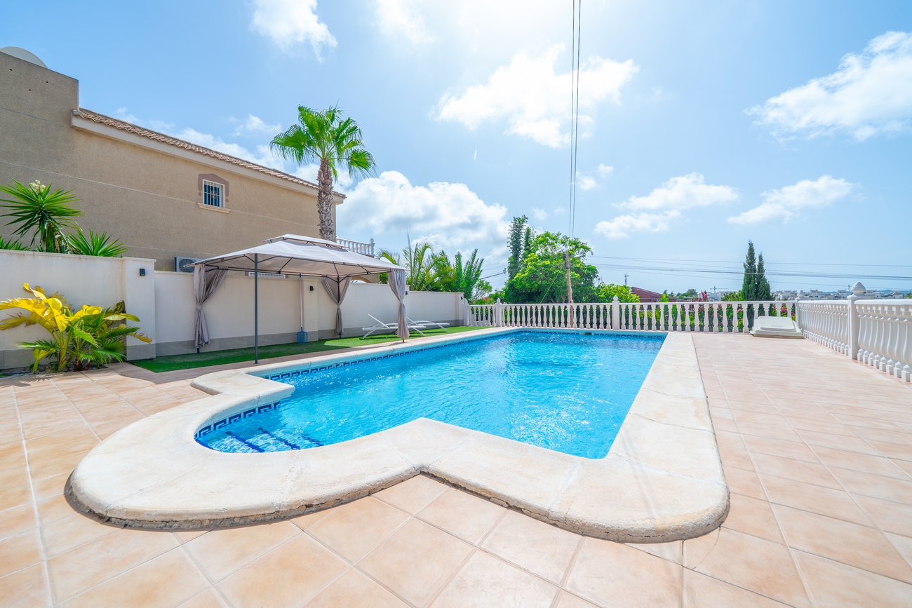 Vrijstaande villa te koop in Torrevieja