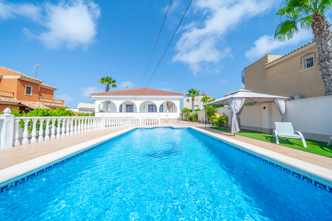 Vrijstaande villa te koop in Torrevieja