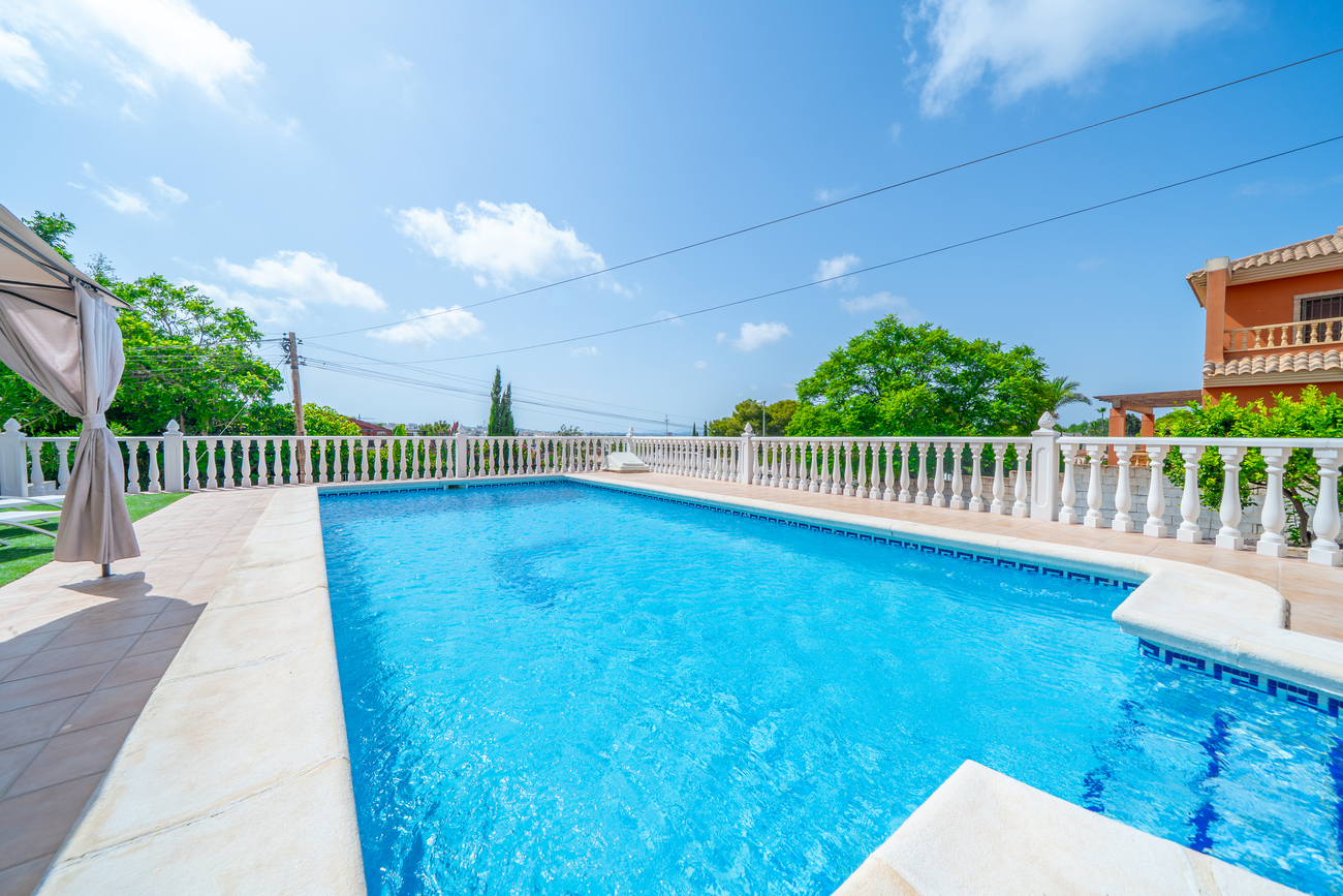 Vrijstaande villa te koop in Torrevieja
