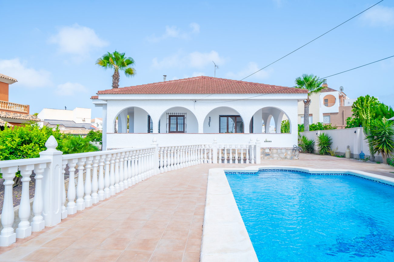 Vrijstaande villa te koop in Torrevieja