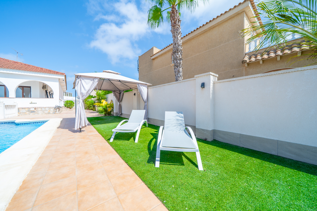 Vrijstaande villa te koop in Torrevieja