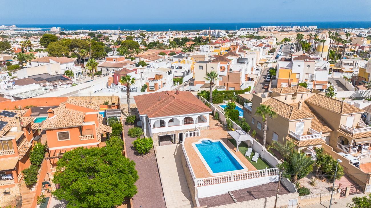Vrijstaande villa te koop in Torrevieja