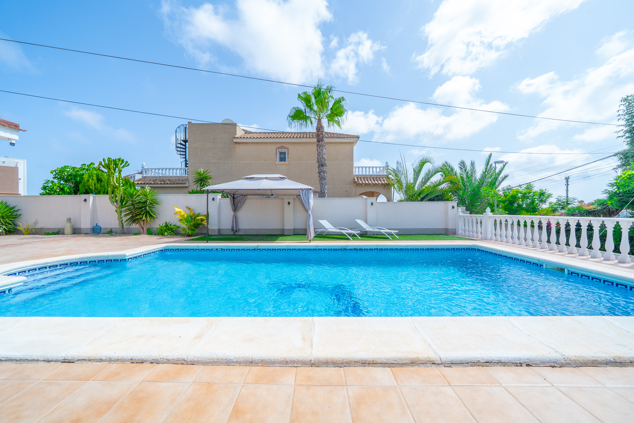 Vrijstaande villa te koop in Torrevieja