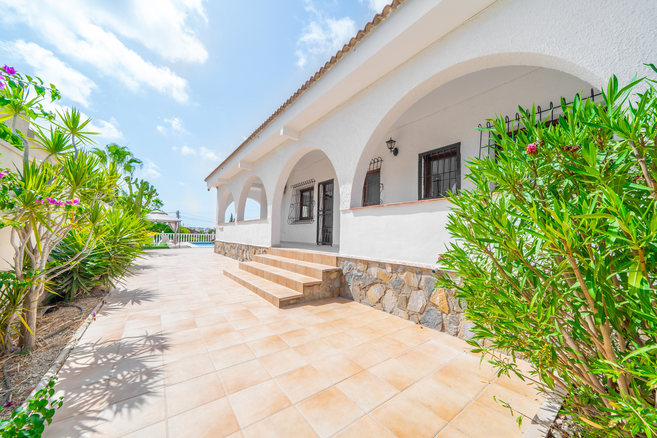 Vrijstaande villa te koop in Torrevieja