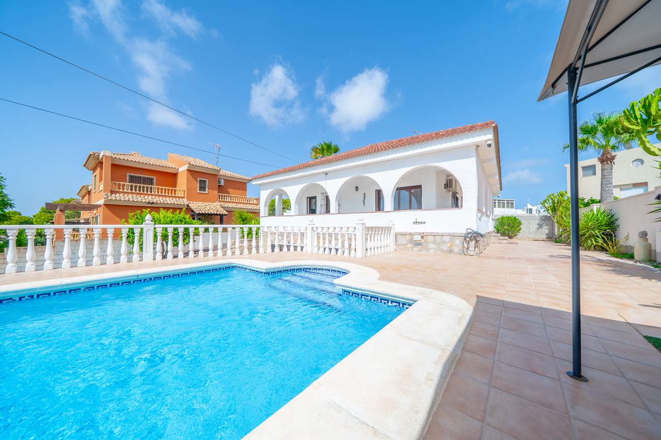 Vrijstaande villa te koop in Torrevieja
