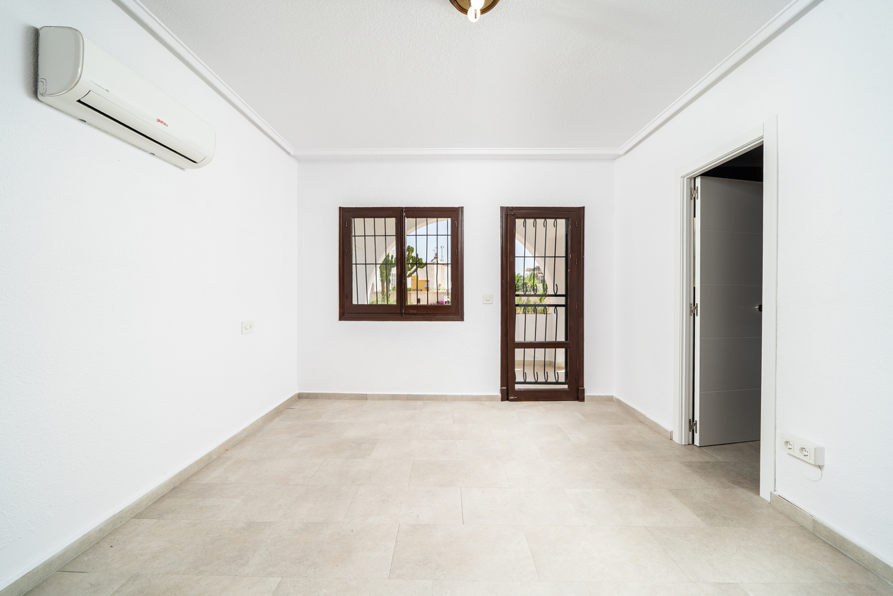 Vrijstaande villa te koop in Torrevieja